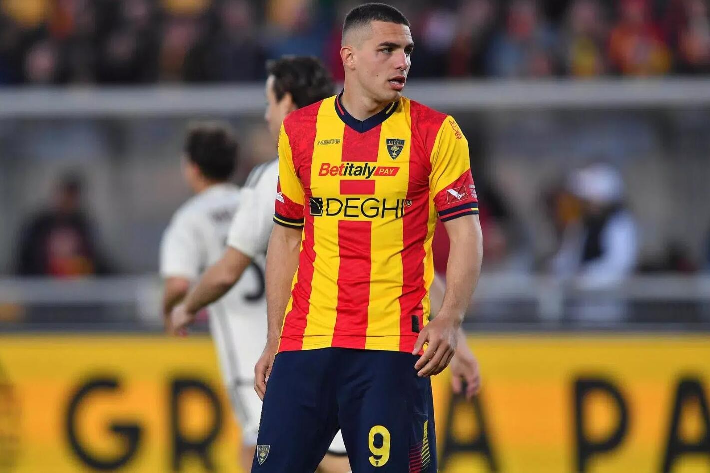 皇家社会主帅宣布辞职，球队正寻找新帅接任，稳步上升