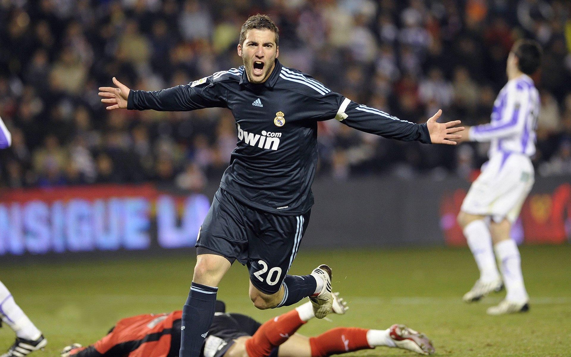 体育双响炮,F1街道赛巅峰对决与火箭惊天逆转,激情与策略的完美交响